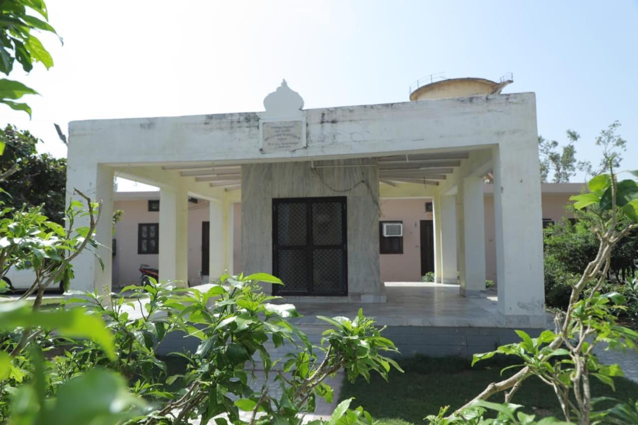 Radha Madhav Ashram Vrindāvan Exterior photo