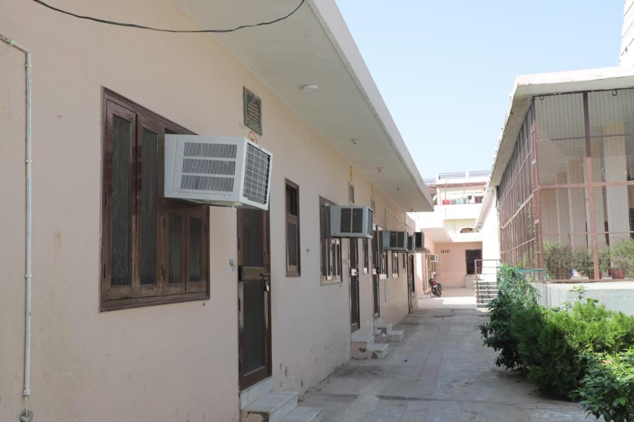 Radha Madhav Ashram Vrindāvan Exterior photo